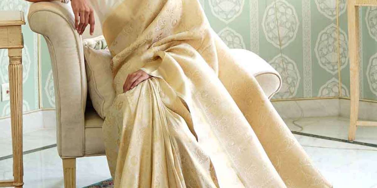 Online Banarasi Silk Saree: The Timeless Elegance of Indian Traditional Fabric on Your Doorstep