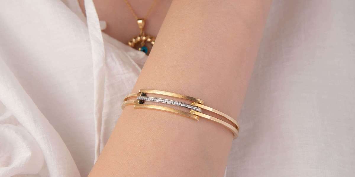 What Type of Bracelet Suits Women with Small Wrists?
