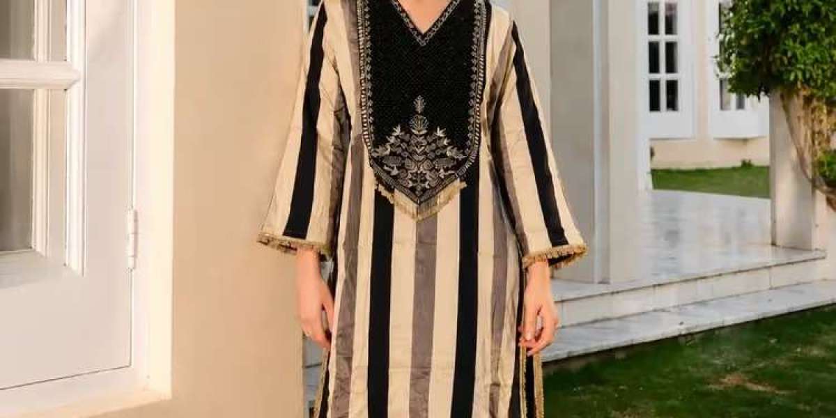 How Can You Choose a Pakistani Suit That Feels Elegant and Easy to Style?
